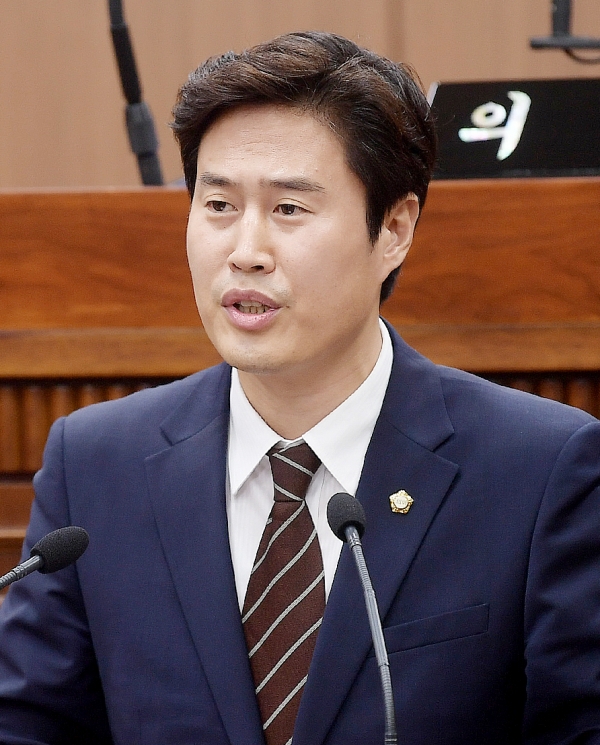 오강현 김포시의원이 임시회에서 5분발언을 하고 있다. / 더 김포