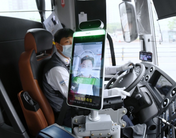 김포시가 G6001번 버스에 국내최초로 버스 스마트발열체크를 설치해 운영한다.