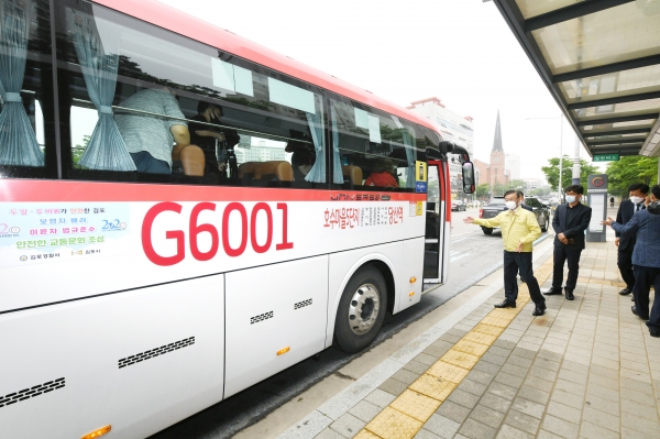 올해 3월부터 운행 중인 김포시의 준공영제 버스의 모습. 최상의 수송 서비스 제공으로 이용객들의 만족도가 매우 높다. [사진제공=김포시]