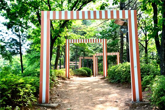 다니엘뷔렌 “숲을지나서” (김포국제조각공원)