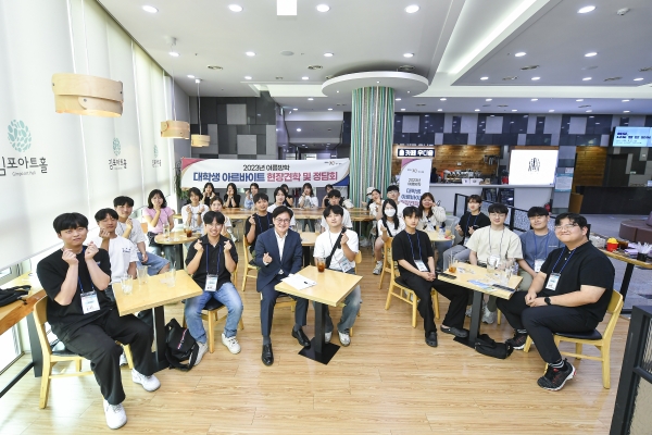 청년 아르바이트생들과 정담회를 통해 소통하고 있는 김병수 김포시장